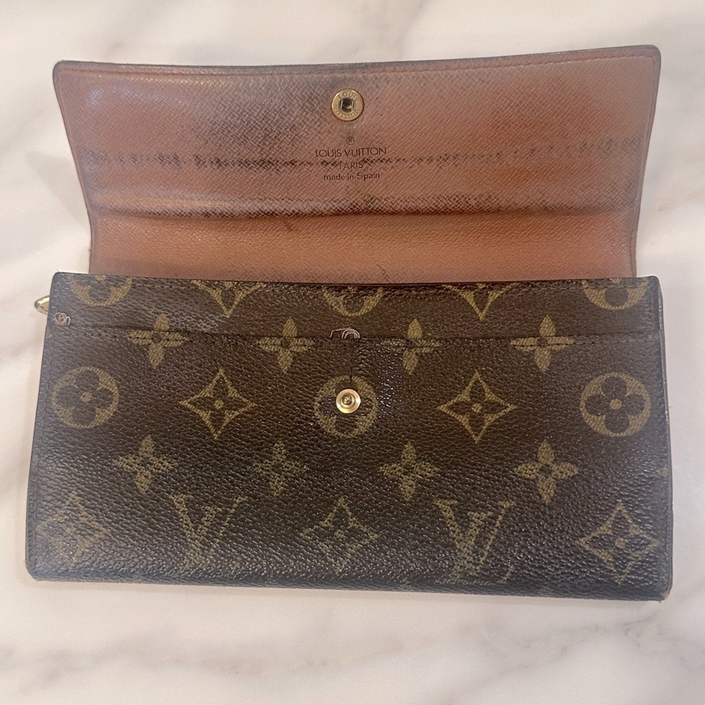 Louis Vuitton Monogram Sarah Wallet - Picture 4 of 16
